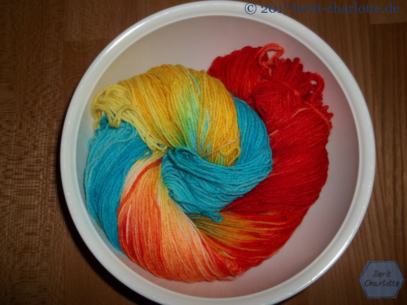 selbstgefärbte Wolle mit Ostereierfarben in 4fädigem Sockenwollgarn