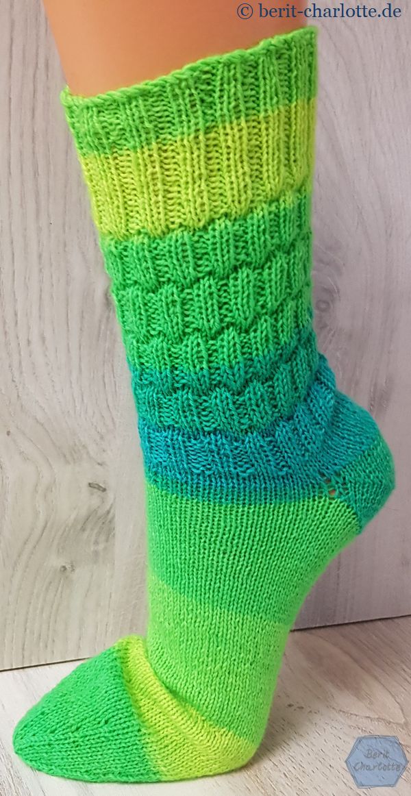 Socke Nr. 2 - Muster leicht abgeändert - mit glatt rechts gestricktem Fuß