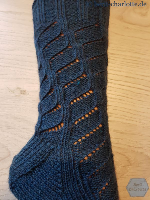 Der Socken hat eine Herchenferse mit Zwickel.